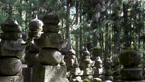 Große-Grabsteine-Auf-Dem-Okunoin-Friedhof-In-Koyasan-Mit-Waldbäumen-Im-Hintergrund