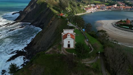 Spektakuläre-Aussichten-Auf-Die-Einsiedelei-Von-La-Guia,-Die-Den-Eingang-Zur-Bucht-Des-Mythischen-Hafens-Von-Ribadesella-In-Asturien-Dominiert