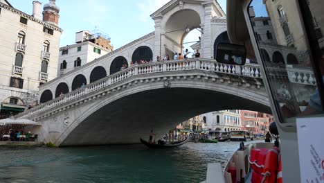 Touristen-Genießen-Die-Sehenswürdigkeiten-Und-Klänge-Der-Wunderschönen-Stadt-Venedig
