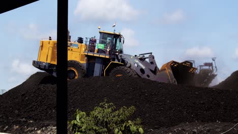 Bulldozer-Recogiendo-Un-Montón-De-Mineral-De-Hierro-En-La-Mina-De-Carbón