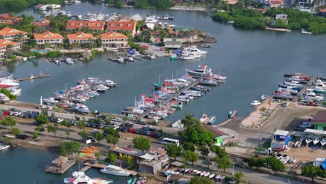 Weitwinkel-Umlaufbahn-Um-Den-überfüllten-Fischerboot-Pier-Dock-Auf-Der-Karibischen-Insel-Curaçao