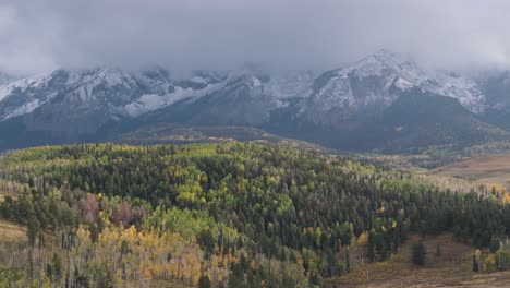 Atemberaubende-Herbstlandschaft-Mit-Wald-Und-Schneebedeckten-Bergketten