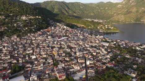 San-Pedro-Town---Atitlan-See,-Guatemala---Sonnenaufgang,-Luftaufnahme