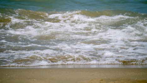 Wellen-Wogen-Und-Plätscherten-Am-Strand-Von-Pattaya-Beach-In-Der-Provinz-Chonburi-In-Thailand
