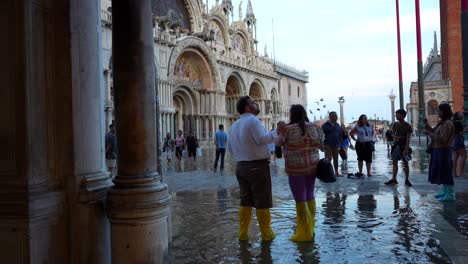 Touristen-Auf-Der-Piazza-San-Marco-Während-Des-Aqua-Alta-In-Venedig