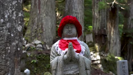 Estatua-De-Jizo-Japonés-En-El-Cementerio-De-Okunoin-En-Koyasan.