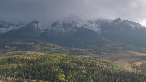 Snow-capped-mountain-peaks-at-Telluride,-Colorado
