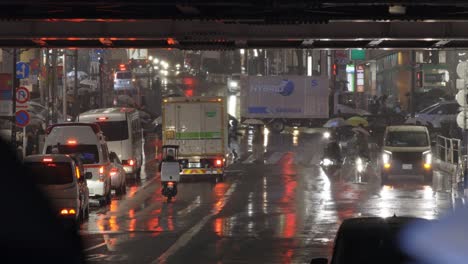 Shibuya-Fußgänger-überqueren-Die-Straße-Nachts-Bei-Regen,-Tokio,-Japan