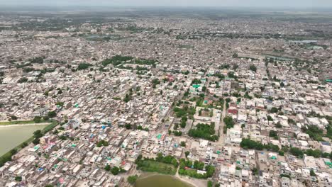 Amplia-Vista-De-La-Ciudad-De-Mirpur-Khas,-Sindh,-Pakistán.