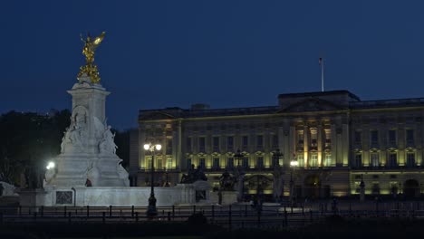 Royal-residence-of-Buckingham-Palace-in-background-and-Victoria-Memorial-at-night,-London