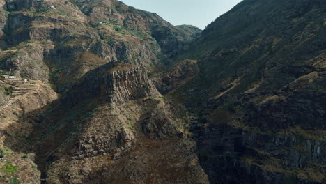 Luftaufnahme-über-Bergstrukturen-In-Los-Berrazales,-Im-Agaete-Tal,-Insel-Gran-Canaria