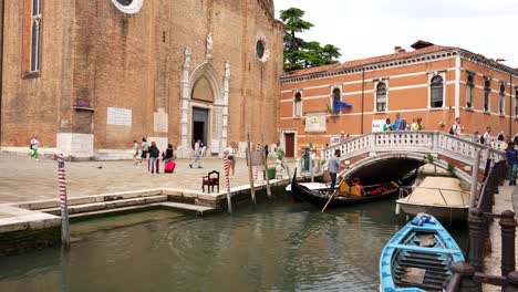 Turistas-Y-Residentes-De-La-Hermosa-Venecia-Viajando-A-Pie-Y-En-Góndola.