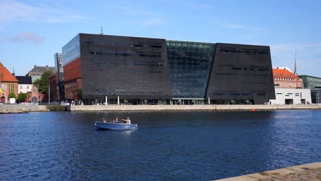 La-Gente-En-Barco-Navegando-Por-El-Canal-Por-La-Biblioteca-Real-Danesa,-Copenhague,-Dinamarca