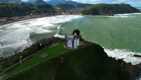 Espectaculares-Vistas-De-La-Ermita-De-La-Guía-Dominando-La-Entrada-A-La-Cala-Del-Mítico-Puerto-De-Ribadesella-En-Asturias.