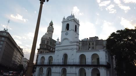 Berühmtes-Argentinisches-Gebäude,-Cabildo-Von-Buenos-Aires,-Zentrales-Wahrzeichen-Der-Unabhängigkeit,-Weiße-Fassade-Im-Mikrozentrum
