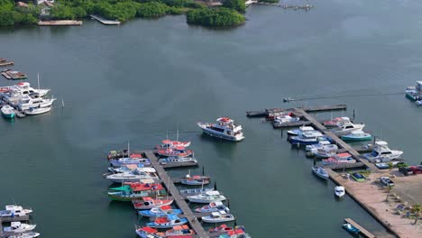 Hochwinkel-Umlaufbahn-Um-Ein-Fischerboot,-Das-Rückwärts-In-Den-Hafen-In-Den-Spanischen-Gewässern-Von-Curaçao-Einfährt
