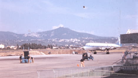 Oldtimer-Flugzeug-Aus-Den-1960er-Jahren-Rollt-Am-Flughafen-Rom