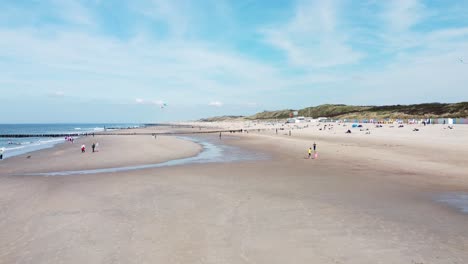 Menschen-Spielen-An-Einem-Strand-In-Den-Niederlanden