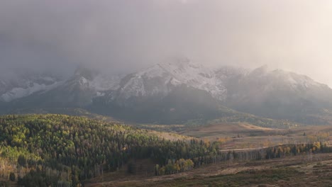 Amplio-Panorama-Aéreo-Del-Paisaje-De-Montañas-Rocosas-Alrededor-De-Telluride-Durante-La-Temporada-De-Otoño-En-Estados-Unidos.