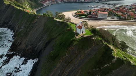 Spektakuläre-Aussichten-Auf-Die-Einsiedelei-Von-La-Guia,-Die-Den-Eingang-Zur-Bucht-Des-Mythischen-Hafens-Von-Ribadesella-In-Asturien-Dominiert