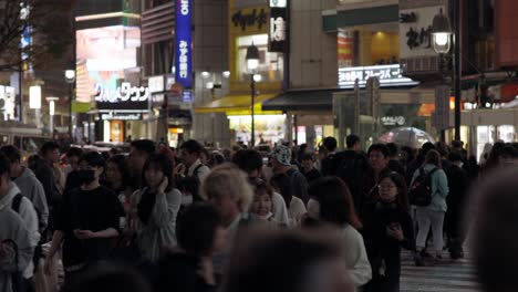 Shibuya-Cruzando-Peatones-Por-La-Noche-Durante-La-Lluvia,-Tokio,-Japón