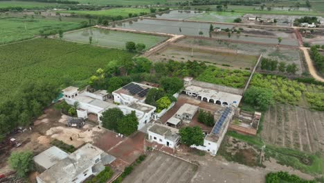 Luftaufnahme-Eines-Ländlichen-Dorfes-Mit-Sonnenkollektoren-Auf-Dem-Dach-Im-Bezirk-Badin-In-Sindh