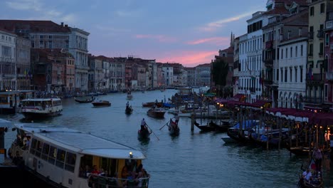 Sonnenuntergang-In-Venedig-Und-Blick-Auf-Gondeln,-Die-Entlang-Des-Canal-Grande-Fahren