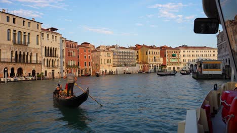 Góndolas-Navegando-Por-Las-Aguas-Del-Gran-Canal-De-Venecia-Al-Atardecer,-Italia