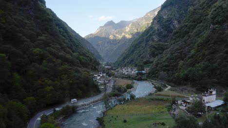 Drohne-Zieht-über-Dem-Gewundenen-Blauen-Fluss-Mit-Blick-Auf-Die-Yala-Schneeberge-Im-Westen-Chinas-Zurück