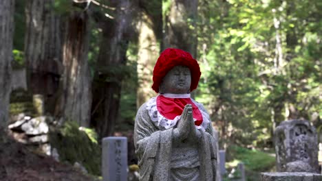 Estatua-De-Jizo-Bosatsu-En-El-Cementerio-De-Okunoin-En-Koyasan.