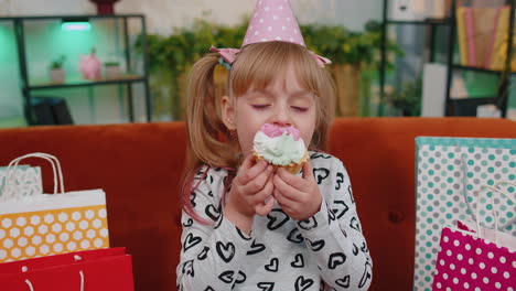 Junges-Kleines-Kindermädchen-Mit-Vielen-Geschenken-Feiert-Geburtstagsfeier-Und-Isst-Dessertkuchen