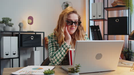 Mujer-De-Negocios-Tomando-Un-Descanso-Del-Trabajo-Con-Gafas-3D-Comiendo-Palomitas-De-Maíz-Y-Viendo-Una-Película-En-La-Oficina