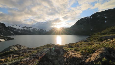 Sonnenuntergang-Vor-Der-Kulisse-Der-Norwegischen-Berge.-Schöne-Natur-Norwegen-Naturlandschaft.