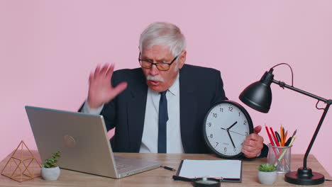 Senior-businessman-with-anxiety-checking-time-on-clock,-running-late-to-work-being-in-delay-deadline