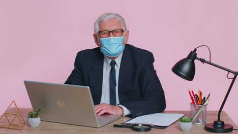 Senior-businessman-removing,-taking-off-medical-mask-and-throws-it-away,-ending-pandemic-quarantine
