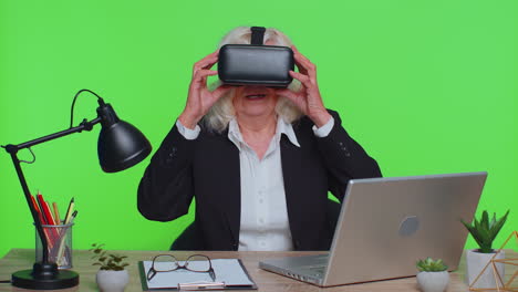 Mujer-De-Negocios-Senior-Que-Usa-La-Aplicación-De-Casco-Para-Jugar-Juegos-De-Simulación-Viendo-Videos-De-Realidad-Virtual