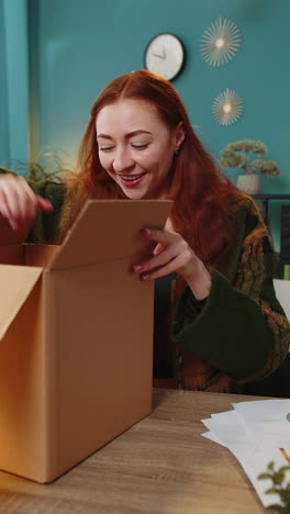 Glückliche-Käuferin-Beim-Auspacken-Von-Kartons,-Zustellung-Von-Paketen,-Online-Shopping-Kauf-Im-Heimbüro