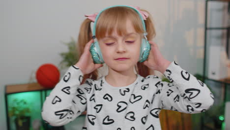 Glückliches-Kind-Mit-Kopfhörern,-Das-Tanzt-Und-Springt,-Während-Es-Allein-Zu-Hause-Musik-Hört