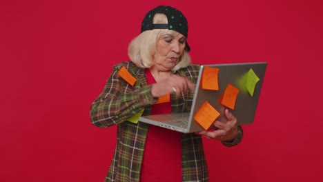 Erschöpfte-ältere-Frau-Mit-Aufgeklebten-Aufklebern-Benutzt-Laptop-PC-Konzentrationsproblem-Kreative-Krise