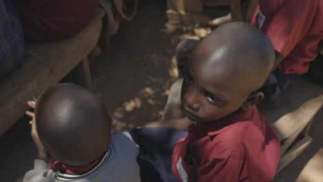 Trauriges-Afrikanisches-Kind,-Das-Afrika-Sklaverei-Sitzt