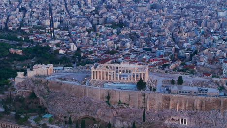 Absteigende-Luftaufnahme-Der-Akropolis,-Die-Die-Stadt-Athen-Im-Morgengrauen-Zeigt
