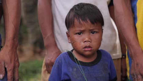 Neugierig-Maya-Kind-Kultur-Armut-Junge-Asiatisches-Dorf-Ethnisch