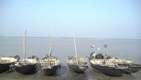 Diversity-of-People's-Livelihoods-in-the-Ganga-River-Basin-Most-of-the-people-live-here-by-selling-fish-from-the-river