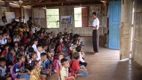 Schullehrer-In-Südostasien-Mit-Schülern