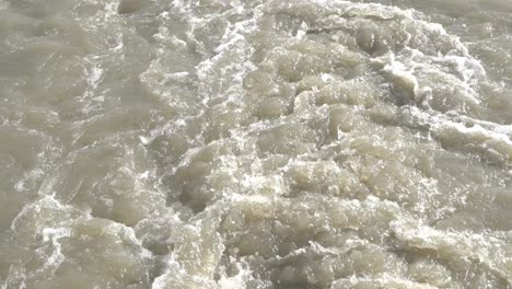Während-Des-Monsuns-Ist-Der-Flussdurchfluss-Sehr-Hoch