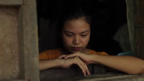 Traurige-Asiatische-Frau,-Die-Aus-Dem-Fenster-Schaut,-Missbrauch,-Prostitution,-Gewalt,-Trama,-Asien,-Sklave