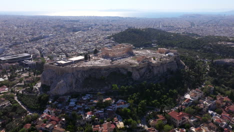 Absteigende-Luftaufnahme-Der-Akropolis,-Die-Die-Altstadt-Von-Athen-Freigibt