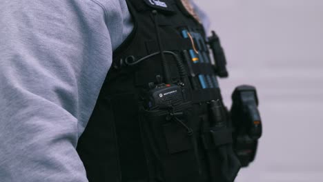 Polizist-Reagiert-Auf-Strafverfolgungsbehörden-Am-Tatort-In-4K