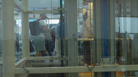 Reisende-Warten-Am-Internationalen-Flughafen-Noi-Bai,-Während-Der-Aufzug-Hochfährt