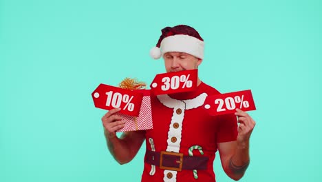 Mann-Im-Roten-Weihnachts-T-Shirt-Zeigt-Geschenkbox-Und-Rabatt-Prozent-Aufschriften,-Banner-Textnotizen